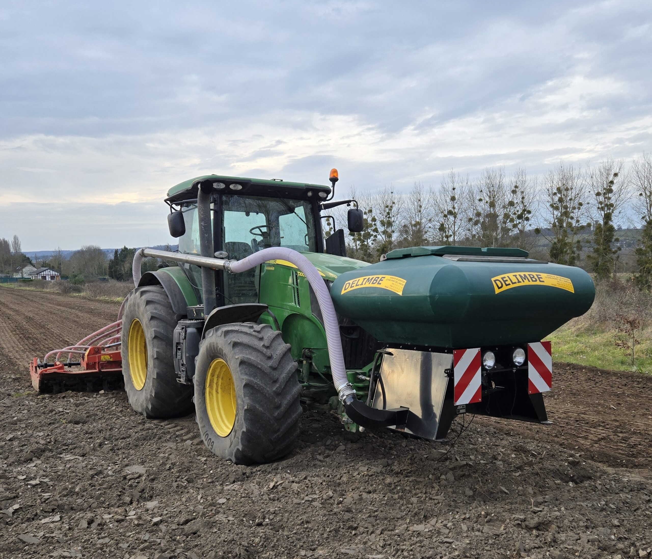 SEMBRADORA T20 1700 LITROS 16 SALIDAS TOLVA FRONTAL